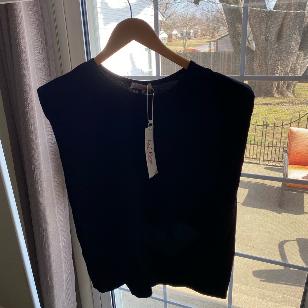 Black shoulder padded La’ Ros size L tank top NWT